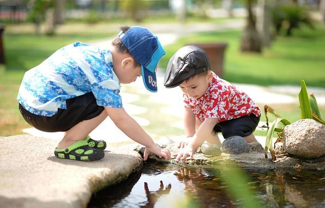 Spiel und Spaß im Park für Familien mit Kindern von 3 bis 6 Jahren